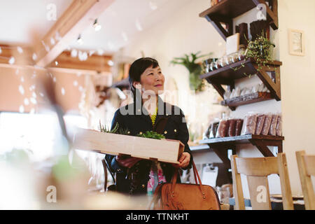 Female customer shopping dans la boutique de l'usine Banque D'Images