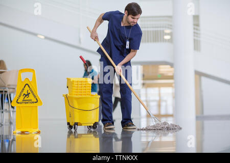 Travailleur homme hôpital nettoyage marbre Banque D'Images