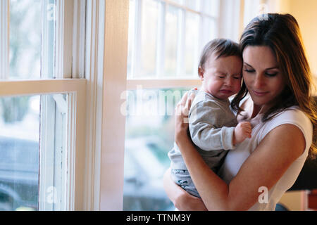 Mère avec bébé à la maison à la Banque D'Images