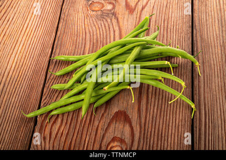 Haricots verts sur fond de bois Banque D'Images