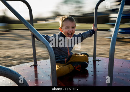 Portrait of smiling boy merry-go-round Banque D'Images