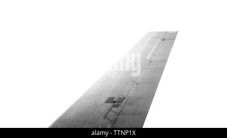 Portrait of airplane flying in sky Banque D'Images