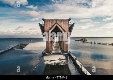 Dock de minerai par le lac Supérieur contre ciel nuageux au cours de l'hiver Banque D'Images