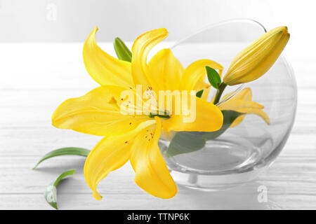 Belles fleurs en verre sur fond de bois clair Banque D'Images