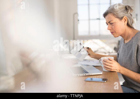 Concentrés woman working in at home office Banque D'Images