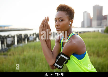 Portrait de l'athlète féminine de l'exercice à park Banque D'Images