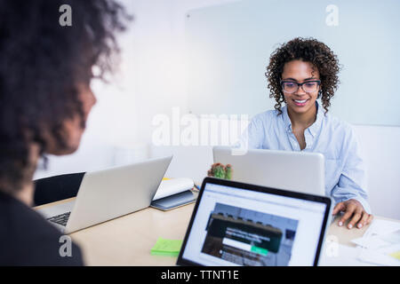 femmes d'affaires utilisant un ordinateur portable à la table de conférence dans la salle du conseil Banque D'Images