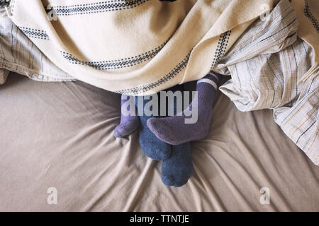 High angle faible section de lesbiennes sur le lit chez lui Banque D'Images