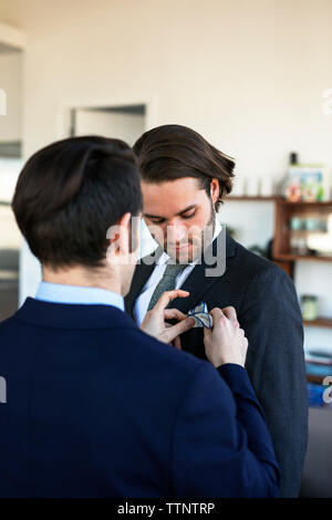 Vue arrière de réglage de l'homme ami mouchoir en allant à l'office de tourisme Banque D'Images
