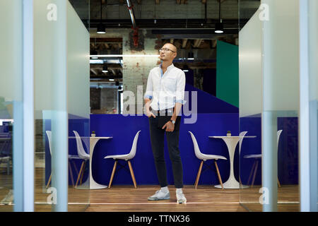 Toute la longueur de l'article contre table et chaises à l'office cafeteria Banque D'Images