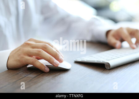 Businessman de taper au clavier dans le bureau Banque D'Images