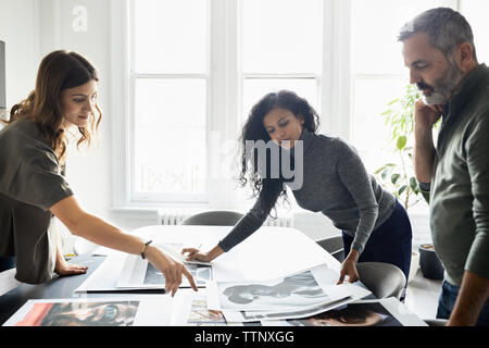 les gens d'affaires discutent sur des tirages de photos dans la salle de conférence Banque D'Images