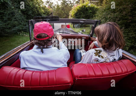 Vue arrière du senior couple sitting in car Banque D'Images