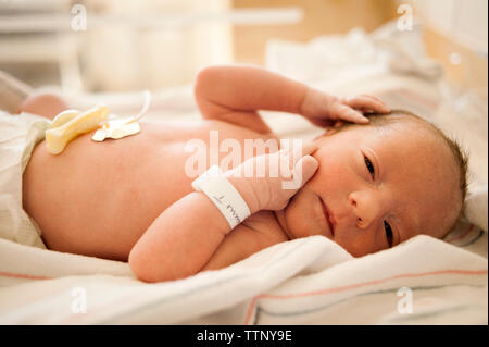 Close-up of newborn baby lying on hospital bed Banque D'Images