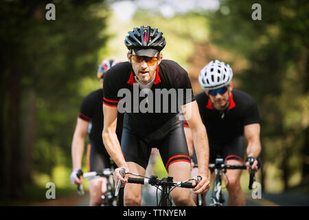 Les cyclistes masculins déterminé la bicyclette sur route Banque D'Images