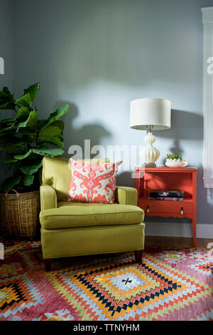 Coussin fauteuil par plante et le tableau à la maison Banque D'Images