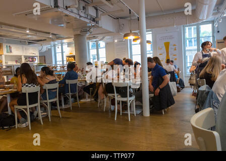 Paris, FRANCE, les gens partagent des repas aux tables à l'intérieur de la cour de restauration italienne, magasin et restaurant Bistro dans le Marais, Eataly, intérieur, restaurant moderne, intérieur bistrot Banque D'Images