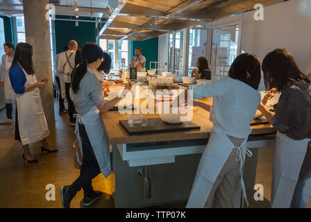 Paris, FRANCE, les gens à l'intérieur de cours de cuisine, aire de restauration italienne, magasin et restaurant Bistro dans le Marais, Eataly, intérieur Banque D'Images