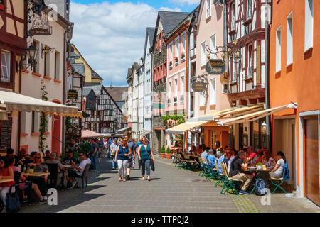 Tourisme les touristes à marcher le long de la Burgstrasse sur un après-midi ensoleillé. Bernkastel-Kues, Rhénanie-Palatinat, Allemagne. Banque D'Images