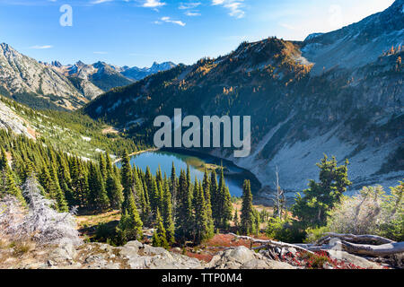 Vue panoramique du lac au milieu des montagnes, sur fond de ciel bleu au cours de journée ensoleillée Banque D'Images