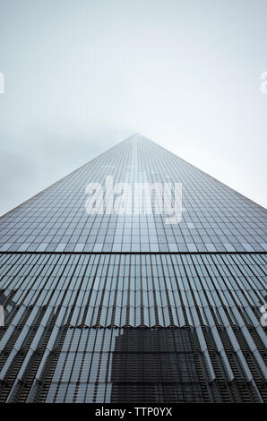 Low angle view of One World Trade Center against sky Banque D'Images