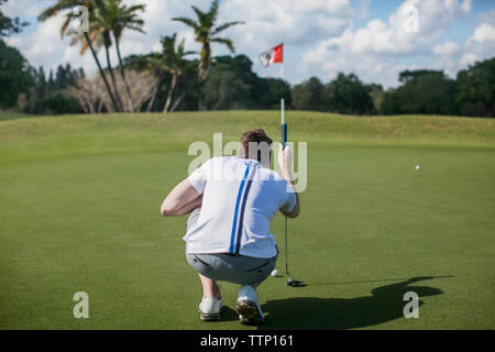 Vue arrière de l'homme en se concentrant en golf course Banque D'Images