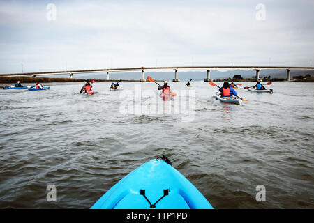 Vue arrière des amis du kayak sur la rivière Banque D'Images