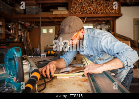 Artisan sérieux en bois à l'atelier d'art de mesure Banque D'Images