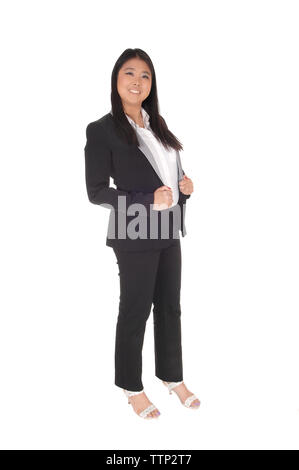 Une belle smiling Asian business woman portrait image dans un costume noir et chemise blanche, isolée pour fond blanc Banque D'Images