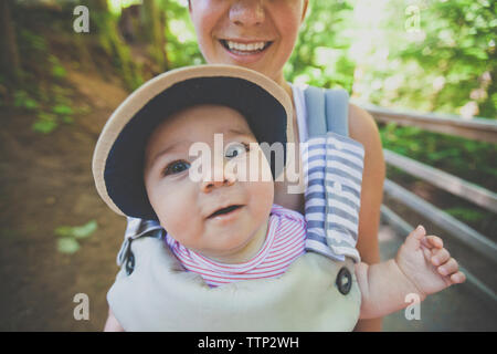 Portrait de mère portant son in baby carriage Banque D'Images