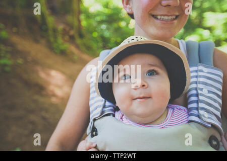 Portrait of smiling mother carrying son dans baby carriage Banque D'Images