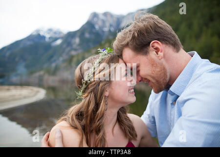 Close-up of smiling young couple face à face en touchant leurs fronts à Silver Lake Provincial Park Banque D'Images