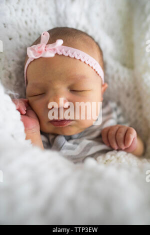 Près de girl wearing headband sleeping on bed at home Banque D'Images