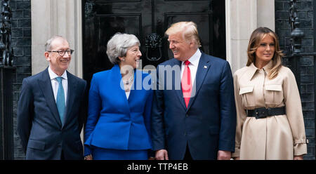 THERESA Mai Le Premier ministre britannique, à l'extérieur No 10 Downing Street avec son mari Philippe et à droite nous Président Donald Trump avec Melania Trump en juin 2019. Photo : White House Banque D'Images