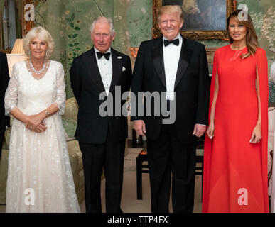 Le PRINCE CHARLES avec nous Le président Donald Trump et leurs femmes Camilla et Melania Trump lors de sa visite officielle en juin 2019. Photo : Maison Blanche. Banque D'Images