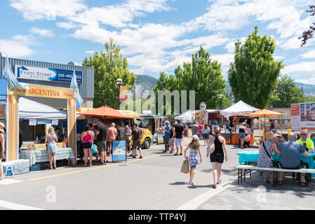 Les camions de nourriture et de shopping et remplir la rue au marché communautaire de Penticton, le plus grand marché en plein air dans le sud de l'Okanagan. Banque D'Images