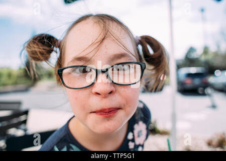 Portrait of Girl in eyeglasses at sidewalk cafe Banque D'Images