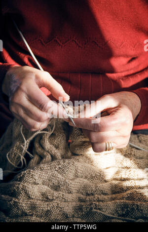 Overhead view of senior woman knitting Banque D'Images