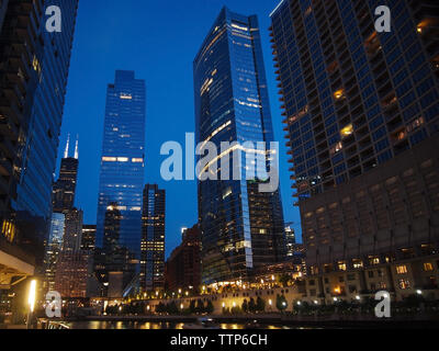 CHICAGO, ILLINOIS - 28 juillet 2018 : une section panoramique de grands toits pittoresques le long de l'Chicalgo riverfront juste après le coucher du soleil, l'heure bleue. Banque D'Images