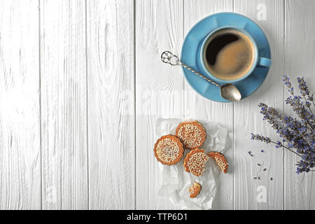 La lavande avec café et biscuits sur fond de bois Banque D'Images