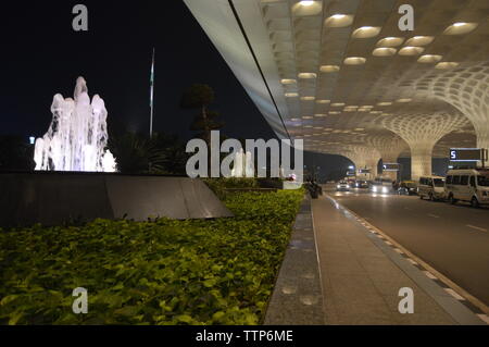 Beaux extérieurs de l'aéroport international de Mumbai pendant la nuit a également appelé l'aéroport international de Chhatrapati Shivaji Banque D'Images