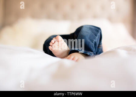 Les orteils de bébé, à l'intérieur lit sur jeans Banque D'Images