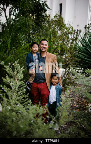 Portrait of smiling père fils avec au milieu de l'article plantes dans le Parc Balboa Banque D'Images