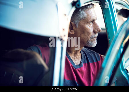 Thoughtful man sitting in car Banque D'Images