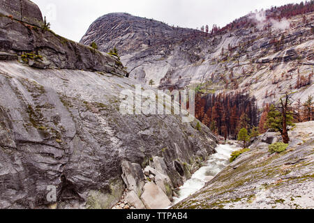 Low angle view of Mountains, à Yosemite National Park Banque D'Images