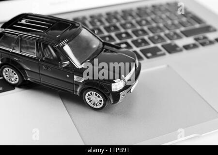 Petite voiture on laptop keyboard libre Banque D'Images