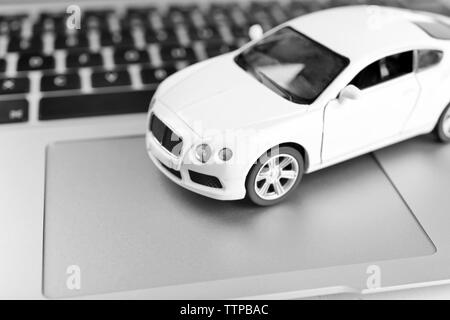 Petite voiture on laptop keyboard libre Banque D'Images