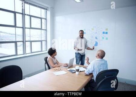 Happy businessman with colleagues in Banque D'Images