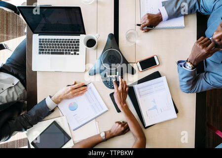 High angle view of business people discussing in board room Banque D'Images