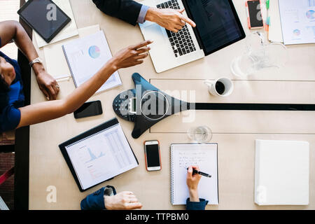 High angle view of colleagues discussing in board room Banque D'Images